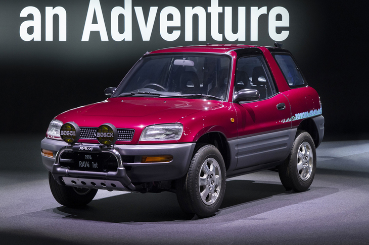1994年に登場した初代「RAV4」。モノコックシャシーを使ったSUVの走りであり、これまでに累計1500万台以上が販売されている。