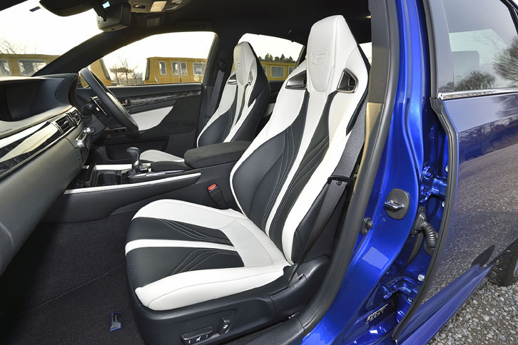 フロントには専用デザインのハイバックスポーツシートが装着される。デザインはアスリートのボディースーツをイメージしているという。