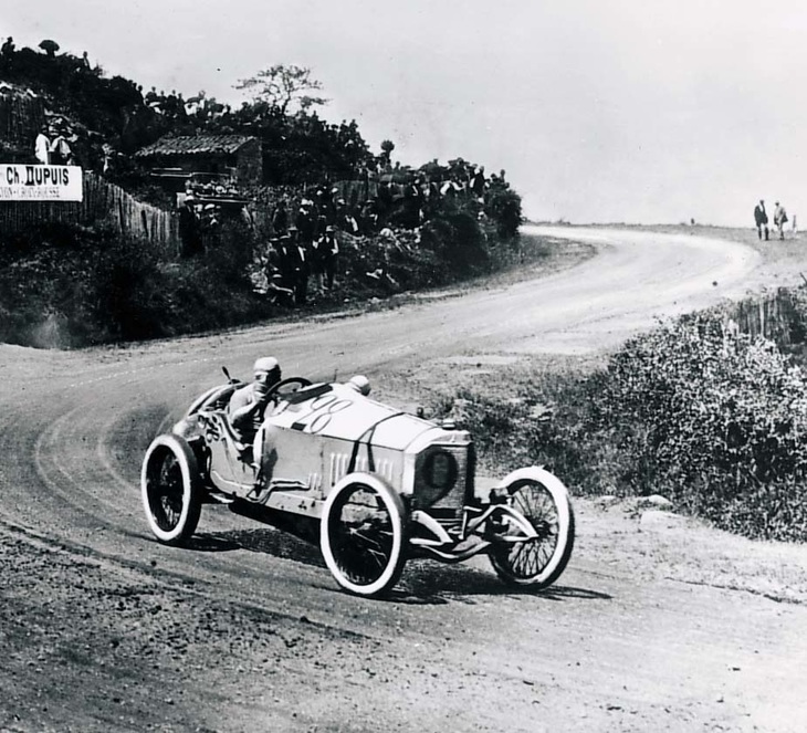 1914年のフランスグランプリにて、クリスチャン・ローテンシュラッガーが運転するメルセデスのレーシングカー。同レースではローテンシュラッガーが1位となり、また3位までをメルセデスが独占した。