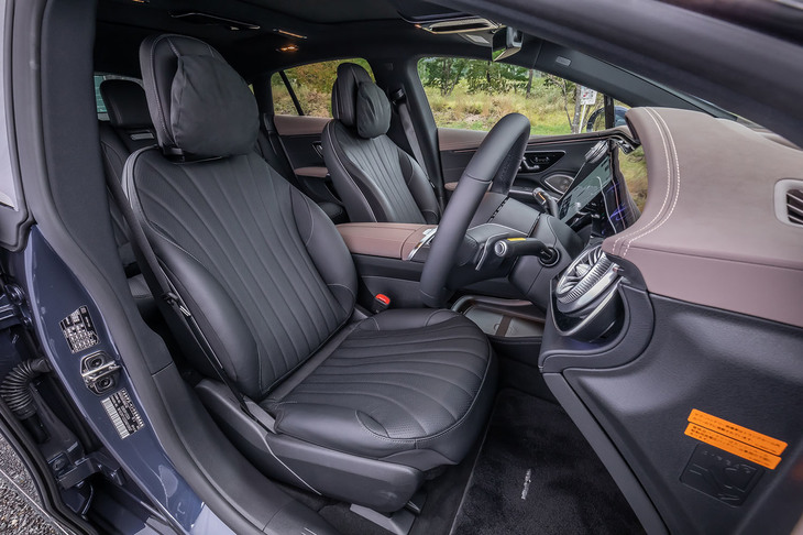 シンプルながら造形美にこだわったというシートは、サイドサポートの高さを抑えた形状が特徴的だ。フロントシートにはヒーターとベンチレーション機能が組み込まれている。