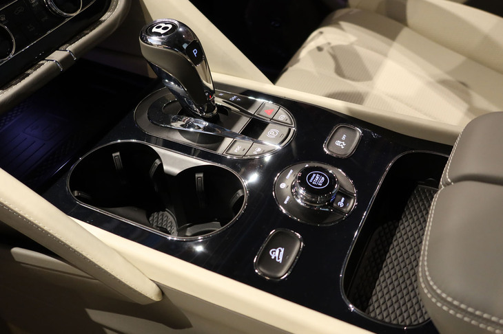 ベントレー・ベンテイガEWBアズール ファーストエディション（センターコンソール）