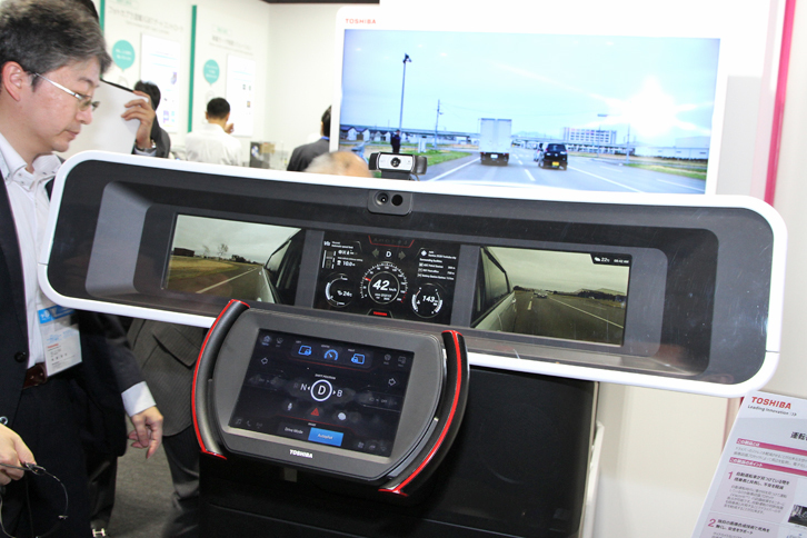 東芝が出展していた次世代コックピット。運転支援システムのひとつだが、ミラーに代わるカメラによる鮮明な映像が印象的だった。