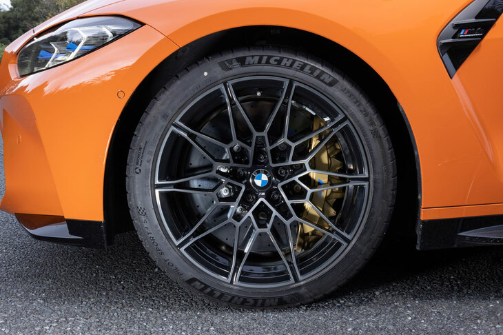 タイヤサイズは前が275/35ZR19、後ろが285/30ZR20で、試乗車はミシュランのスポーツタイヤ「パイロットスポーツ4 S」を装着。またブレーキには、107万5000円（！）の有償オプション「Mカーボンセラミックブレーキ」を装備していた。
