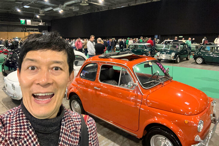 取材中の筆者。背後には「フィアット・ヌオーヴァ500」と「MINI」のショップが。現行モデルが売れれば売れるほど、こうしたオリジナルの人気も上昇する。