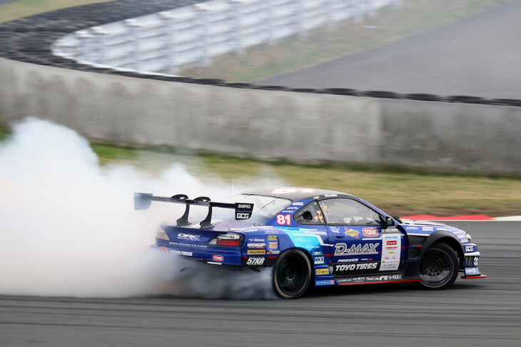 D1グランプリのエキシビションマッチ「ラウンドゼロ」にてドリフトを披露する、横井昌志選手の「TEAM D-MAX S15 SILVIA 2JZ 4号機」。