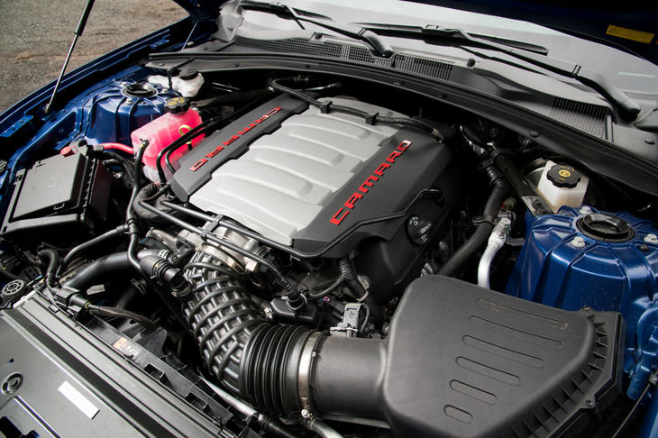 「LT1」と呼ばれる6.2リッターV8エンジン。1気筒あたりのバルブ数は2、動弁機構はプッシュロッド式のOHVとクラシカルだが、可変バルブタイミング機構や筒内直接燃料噴射装置など、モダンな機構の採用によってパフォーマンスの強化が図られている。