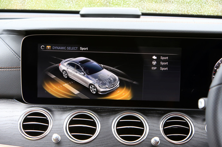 走行モード切替機構「ダイナミックセレクト」には5種類のドライビングモードが備わっており、選択されたモードに応じて可変ダンパーの制御も切り替わる。
