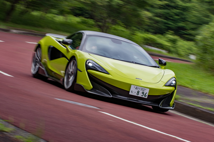 「570Sスパイダー」より100kgの軽量化を実現した「600LTスパイダー」。車両重量は1297kg（乾燥重量）と公称されている。