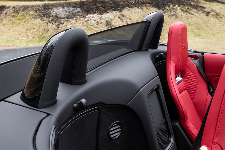 オープン走行時の風の巻き込みを抑える、メッシュタイプの軽量な「ウインドディフレクター」は14万円のオプションアイテム。