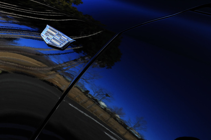 フロントのフェンダーパネルを飾るキャデラッククレスト。今日におけるキャデラックは、実は知的でオーセンティックなブランドなのだ。