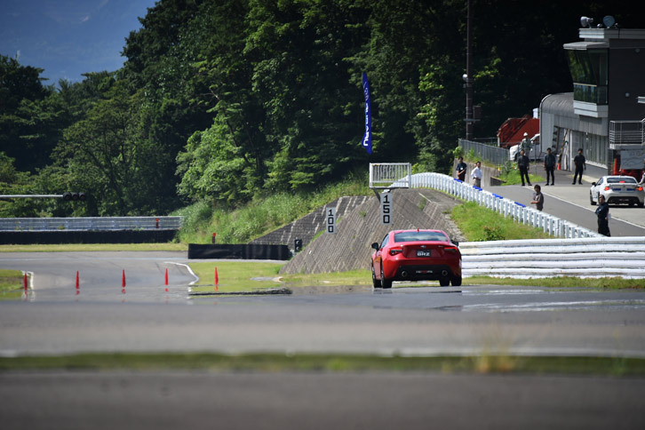 今回の試乗は、富士スピードウェイのショートコースと、構内の外周路を使って行われた。