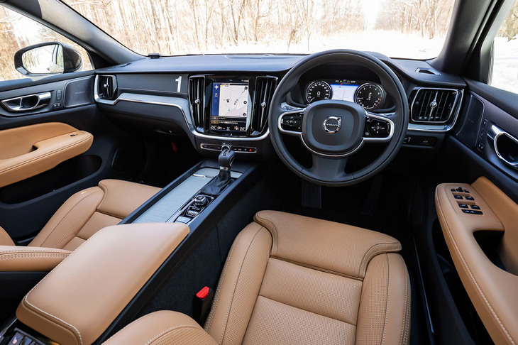 内装デザインはベースとなった「V60」や、セダンの「S60」と基本的に共通。試乗車にはオプションの「プラスパッケージ」に含まれる「テイラードダッシュボード」が装備されていた。