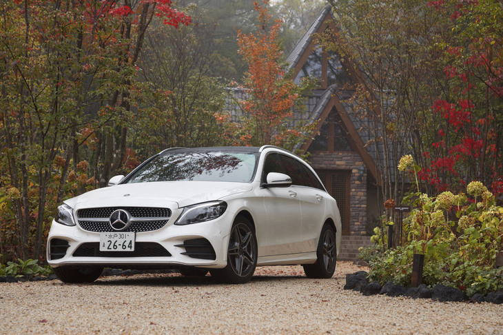 「C220d」（写真は「ステーションワゴン」）のディーゼルエンジンは、従来の2.1リッターから、「Eクラス」などと同じ最新型の2リッターへと変更されている。