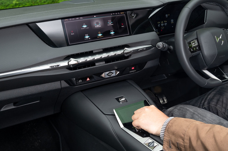 「リヴォリ」ではセンターコンソールに「DSスマートタッチ」を装備。タッチスクリーンまで手を伸ばさなくても、各種機能の操作が可能だ。