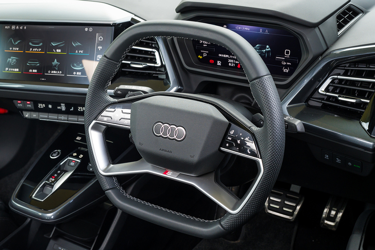 ステアリングホイールは上下がフラットな六角形デザイン。タッチ式のステアリングスイッチは操作エリアごとに仕切りが設けられている。