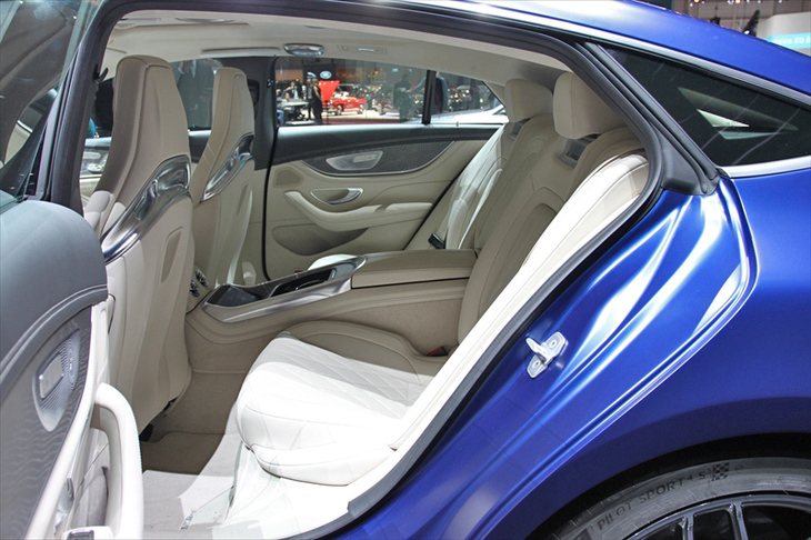 メルセデスAMG GT63 S 4MATIC＋ （リアシート）