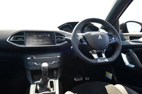 外観は地味だが、小径ステアリングを備えるなど、インテリアは割合スポーティーである。