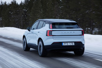 こうした道でも路面のデコボコからわれわれを保護してくれた「EX30ツインモーター パフォーマンス」。なかなか懐の深い足まわりである。