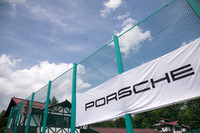 軽井沢会テニスコートには「PORSCHE」の横断幕が。