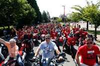 会場の外で入場を待つファン。皆、陽気で気さくで、カメラを向けると勝手にポーズを決めてくれる。