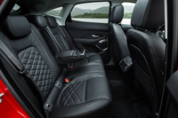 乗車定員は5人。このクラスのSUVとしては、居住性に優れているのも「Eペース」の売りのひとつ。