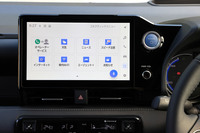 オプションで用意される10.5インチのディスプレイオーディオ。標準仕様のディスプレイオーディオは8インチで、そちらではテレビやCD／DVDデッキもオプション扱いとなる。