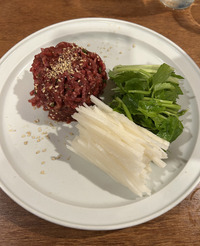 ソウル・弘大の名店「ミロ食堂（Miro Sikdang）」でいただいた、韓牛ユッケ。久しぶりの生肉にやや興奮！ 海鮮チヂミもホットックもレアな焼酎も……全部美味しかった。（近藤）