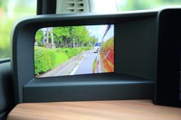 サイドカメラの映像は明るくクリアだ。ウインカーを出すと5mと30mの距離を示すガイド線が表示される。