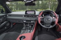 「イグニッションレッド」の内装色は「RZ」専用。エアコンの操作パネルの形状やセンタースクリーンの位置など、「BMW Z4」とはかなり違ったつくりになっている。