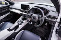 水平基調でノイズレスを目指したと紹介されるインストゥルメントパネル。Dシェイプのステアリングホイールやメタル調のパドルがスポーティーな雰囲気を演出している。