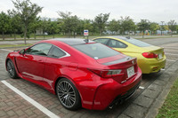 私はかつて、「レクサスRC F」（写真手前）と「BMW M4」（同奥）を比較試乗して、「RC Fのほうが断然魅力的」という結論を出した。
