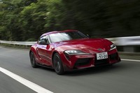 VSC（車両安定性制御システム）と連携して後輪左右間のロック率を連続的に制御し、旋回性能と安定性を高める「アクティブディファレンシャル」が備わる。