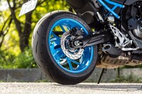 タイヤサイズは、前が120/70ZR17、後ろが180/55ZR17。タイヤの銘柄は「ダンロップ・スポーツマックス ロードスポーツ2」だが、「GSX-8S」の重量や性能にあわせて内部構造の剛性を最適化したり、ウエットグリップ性能を高めるシリカコンパウンドを採用したりと、独自の改良が加えられている。