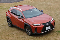 フロントまわりは、ブロックメッシュパターンのスピンドルグリルとL字型のヘッドランプが特徴。