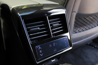 後席用のエアコン調節スイッチ。これも上級グレードの専用装備となる。