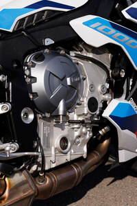 エンジンには現行世代の1リッター水冷4気筒のなかでも最新のものを採用。「S1000RR」のそれをベースとしたもので、既存の「S1000R」とほぼ同等の中速トルクを確保しつつ、大幅な高回転化・高出力化を実現している。