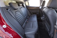 3分割式のリアシート。中央席の背もたれは左右席のアームレストを兼ねており、カップホルダーも備わっている。