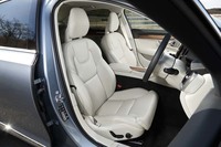 シート表皮はファインナッパレザー。前席にはシートヒーター、ベンチレーション機能、マッサージ機能などの快適装備が標準で備わる。