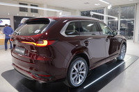 営業スタッフによると、目下「CX-80」の想定ライバルは、「レンジローバー・ヴェラール」だという。