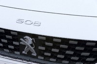 ボンネットの先端には、往年の「504」などをモチーフにしたという車名ロゴがレイアウトされる。