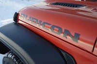 ボンネットの側面に添えられた「RUBICON」ロゴ。その車名は、ジープ車開発の舞台でもある米国カリフォルニア州の険しい山岳路「ルビコン トレイル」に由来する。