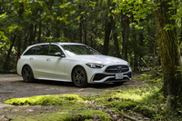 現行型「メルセデス・ベンツCクラス」が発売されたのは2021年のこと。今回は2025年4月に追加設定された「C200ステーションワゴン スポーツ」に試乗した。