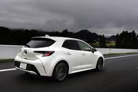 ボディーカラーは全8色。テスト車には有償オプションの「ホワイトパールクリスタルシャイン」が採用されていた。