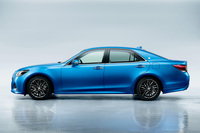 明照寺氏、永福氏ともに大絶賛だった先代「クラウン」のサイドビュー。長らくクラウンの特徴だった太いCピラーと、そこに施された王冠のエンブレムは、この代をもって廃止された。