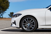 現行の「G20」型のサイドビュー。写真の角度がビミョーに違うので厳密な比較はできないが、新型はフロントまわりの厚みが増し、またキドニーグリルがフロントマスクの上端まで及んでいる。