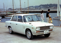 1968年「三菱コルト1200カスタム」。基本的には1963年以来のボディーを角形ヘッドライトなどでアップデートしていた。