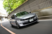 タイヤを交換して走りだし、すぐに涙が出た。これだよこれ！ これが本来あるべき「プジョー508 GT BlueHDi」の走りだ！ ふんわりと当たりのやさしいオールシーズンタイヤの装着によって、乗り心地はそりゃもうフワッフワよ！（写真＝茂呂幸正）