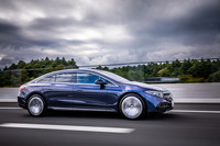 “ワン・ボウ（弓）”フォルムをまとう「EQS」。クーペのようなシルエットを形成しつつエアロダイナミクスも追求され、Cd値（空気抵抗係数）＝0.20の空力性能を誇る。