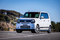 パフォーマンスダンパーとマット仕上げのエアロパーツ、15インチのアルミホイール「CK8」などでスポーティーにカスタマイズされた「無限N-ONE e：」。