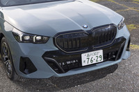 フロントマスクは上（ボンネット側）が前方に飛び出たシャークノーズデザイン。左右が融合したキドニーグリルは外周部がライトアップされる仕掛け。